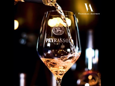 Un verre de vin portant le nom Peyrassol