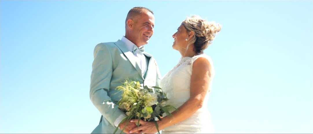 Corinne et Antoine se regardent, un bouquet à la main